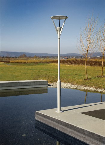 Norlys Nice moderne aluminium LED lygtepæl ved vandkant